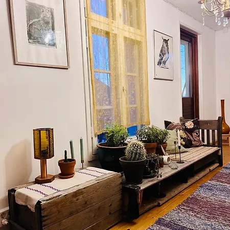 Private Apartment *
